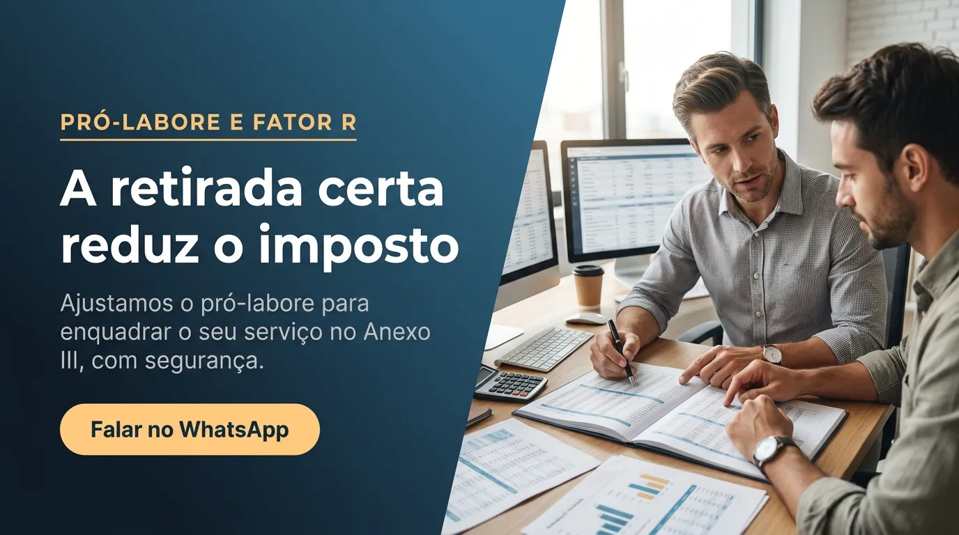 Contador orientando prestador de serviços sobre pró-labore e Fator R para pagar menos imposto