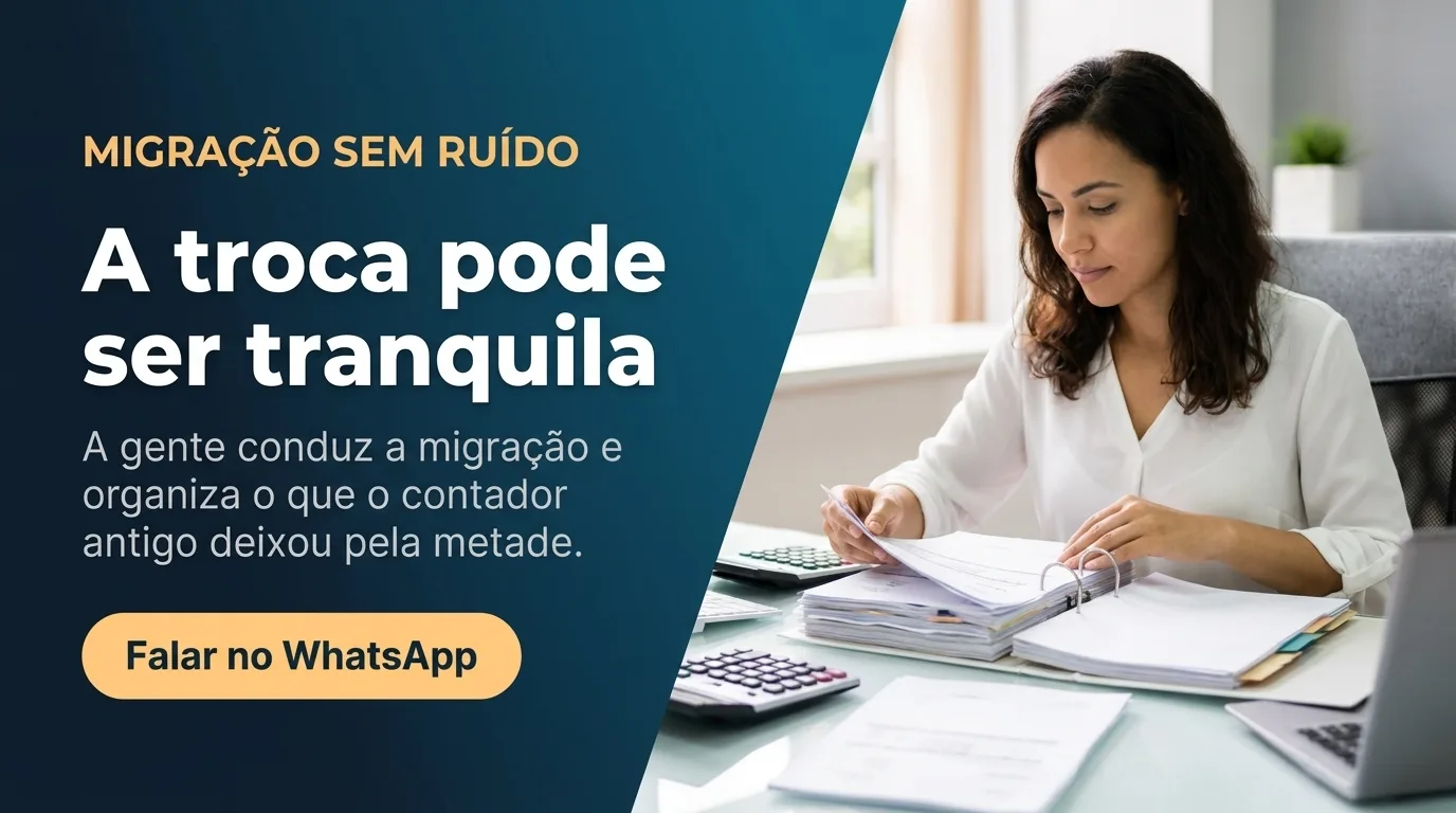 Contador da Assertiva explicando relatórios financeiros a um empresário durante a troca de contabilidade em Maceió